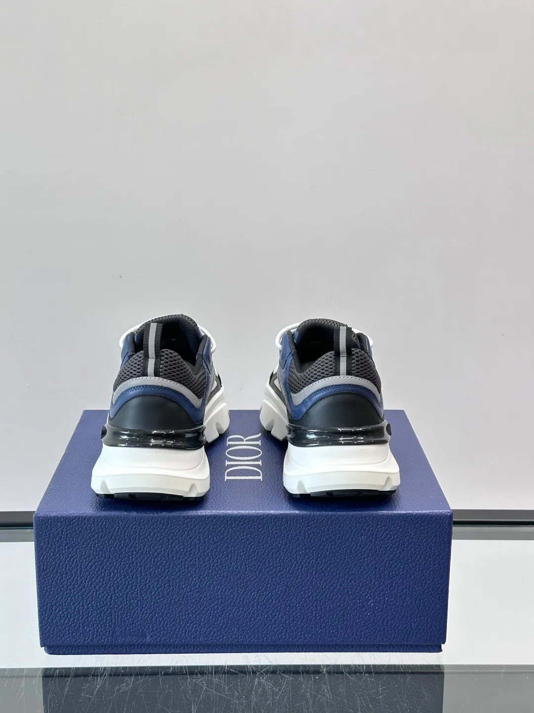 Men's shoes 💰p520 "Dior" B22 retro jogging shoes, inspired by classic jogging shoes, low-top thick sole design, cow leather + mesh fabric splicing, perfect texture and breathable. The black and white engraved rubber sole has great grip and comfort, and is OK for daily wear or sports! There is an embossed "CD" logo on the side of the shoe, which is low-key and recognizable. Rich colors, black and white, gray and blue, etc., versatile and fashionable, loved by European and American hip-hop circles and bloggers, a must-have for trendy wear size: 39-44 (customized at 45.46)